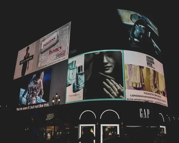 Różne Reklamy Billboardzie Cyrku Piccadilly Londynie Nocy — Zdjęcie stockowe