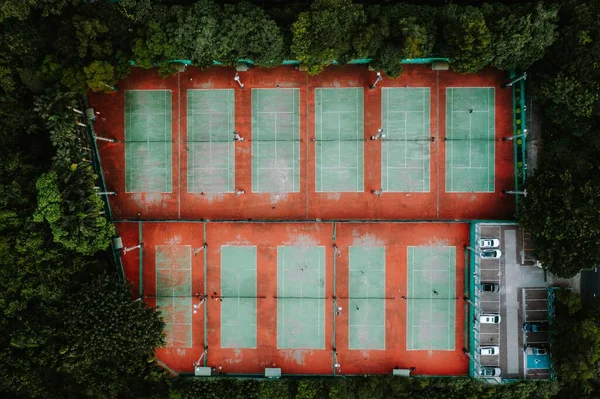Tropiklerdeki Bir Orman Içinde Çoklu Kırmızı Yeşil Tenis Kortlarının Üst — Stok fotoğraf