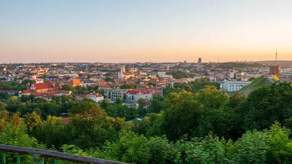 Widok Stare Miasto Zielonymi Drzewami Dzień Wilno Litwa — Zdjęcie stockowe