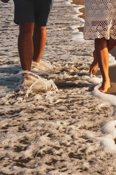 Una Vista Vertical Panorámica Una Pareja Descalza Caminando Una Playa — Foto de Stock
