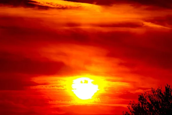 Una Vista Impresionante Puesta Del Sol Con Sol Amarillo Blanco — Foto de Stock