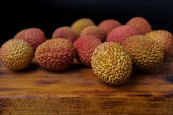 Group Fresh Lychees Wooden Board Black Background —  Fotos de Stock