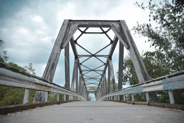 Viejo Puente Oxidado Rodeado Árboles —  Fotos de Stock