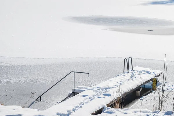 Een Landschappelijk Uitzicht Het Bevroren Strand Met Sneeuw Bedekte Pier — Stockfoto