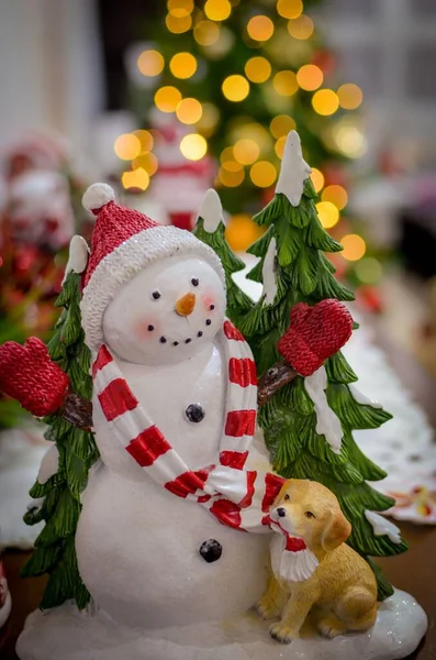 Colpo Verticale Una Statuetta Pupazzo Neve Natale — Foto Stock