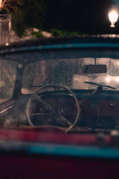 Talya Sokaklarında Kırmızı Bir Antika Arabanın Içi — Stok fotoğraf