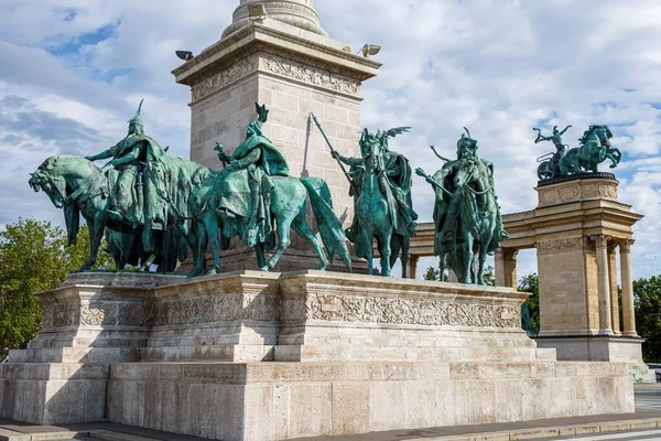 匈牙利布达佩斯英雄广场的千年纪念碑 背景是乌云密布的天空 — 图库照片