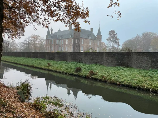 Ein Kleiner Kanal Mit Dem Schloss Zuylen Nebligen Hintergrund — Stockfoto