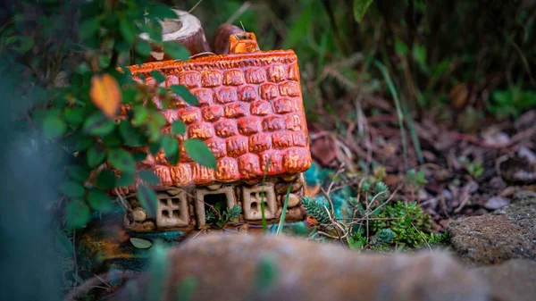 Een Miniatuurhuis Met Achtergrond Van Bodem Gras — Stockfoto
