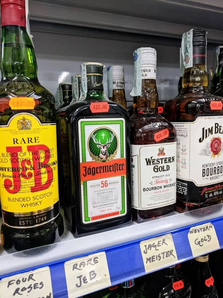 JagermeisterとJbアルコール飲料を棚で販売 — ストック写真