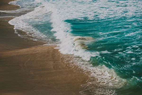 청록색 바다의 파도와 모래가 보인다 오스트레일리아 — 스톡 사진
