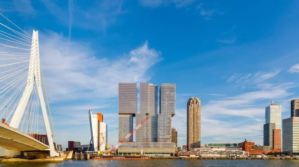 Most Erasmus Rotterdamu Nizozemsku Vedle Budovy Rotterdam — Stock fotografie