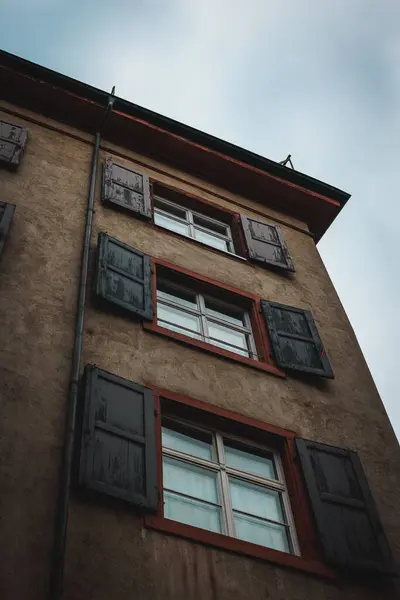 Eine Vertikale Aufnahme Eines Braunen Gebäudes Mit Holzfenstern Während Des — Stockfoto