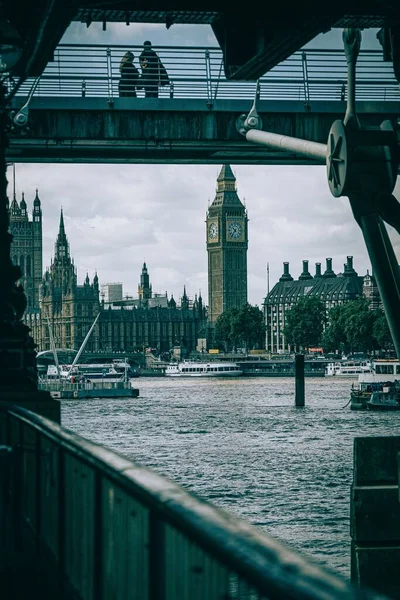 以大本钟为背景图的伦敦塔桥垂直截图 — 图库照片