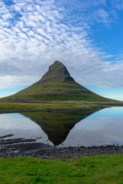 アイスランドの静かな湖を映し出すカークジュフォール山の景色 — ストック写真