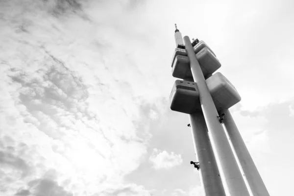 捷克共和国布拉格云天下齐兹科夫电视塔低角灰度拍摄 — 图库照片