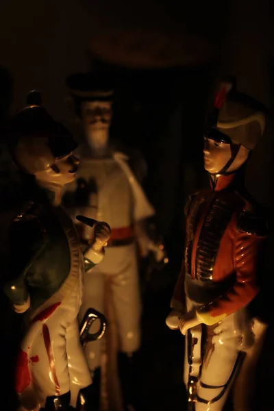 Three Napoleonic Era Soldier Porcelain Figurines Standing Were Lit Campfire — Stock Photo, Image