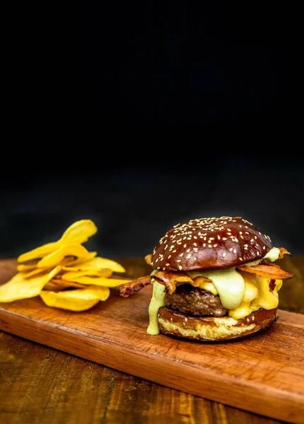 Ein Vertikaler Schuss Cheeseburger Sandwich Mit Gebratenem Speck Und Kartoffelchips — Stockfoto