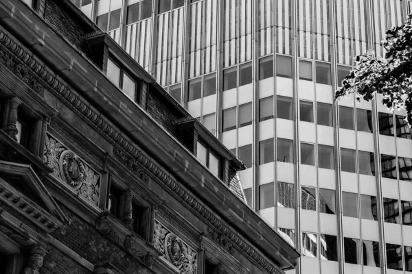 Ein Graustufen Schöner Blick Auf Ein Altes Und Modernes Gebäude — Stockfoto