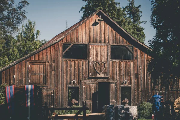 圣何塞一座简陋的木制谷仓房子的外部 — 图库照片