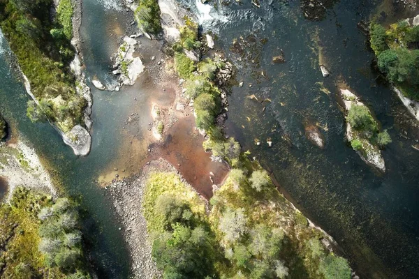 Una Toma Aérea Río Que Fluye Través Los Árboles Noruega — Foto de Stock