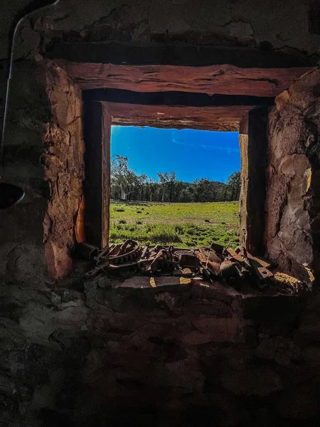 Вікно Кам Яній Стіні Видом Поле — стокове фото