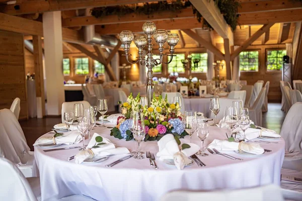 結婚式のために花で飾られたテーブルのあるレストランのインテリアビュー — ストック写真