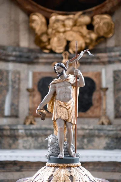 ドイツ バイエルン州ケンプテンの聖ロレンツ大聖堂内の宗教的な彫像の垂直ショット — ストック写真