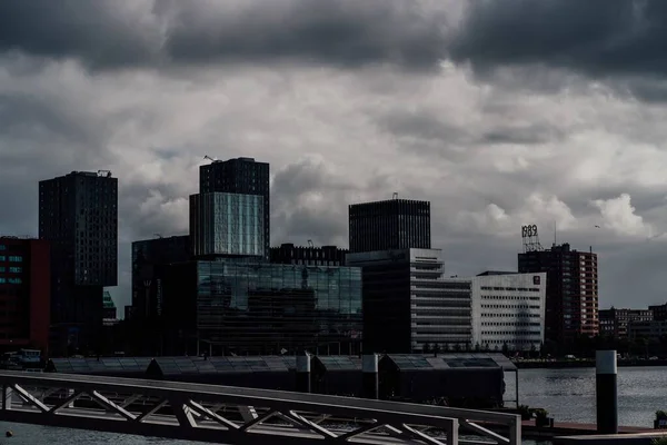 Horizonte Los Edificios Rotterdam Contra Cielo Nublado Por Costa Países —  Fotos de Stock