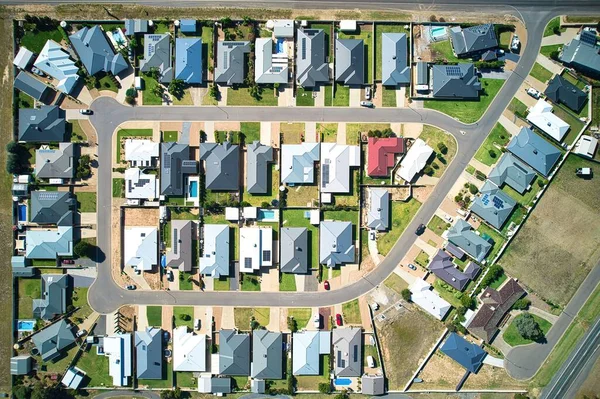 Uma Bela Vista Drone Pequenas Casas Estradas Uma Cidade Durante — Fotografia de Stock