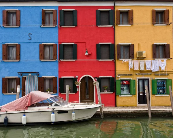 Eine Reihe Farbenfroher Gebäude Der Nähe Eines Kanals Burano Italien — Stockfoto
