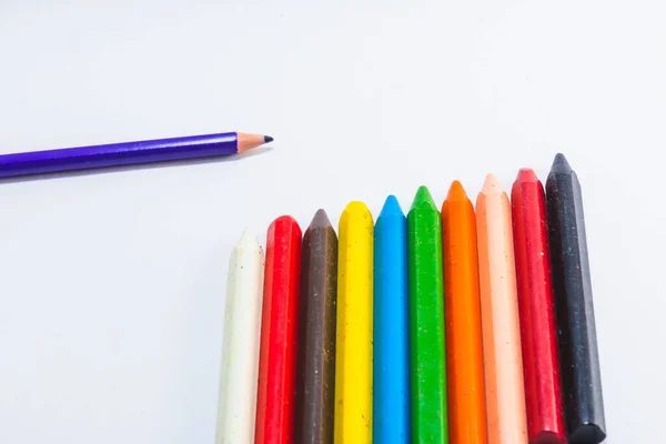 Beyaz Arka Planda Izole Edilmiş Renkli Balmumu Tahta Kalemler — Stok fotoğraf