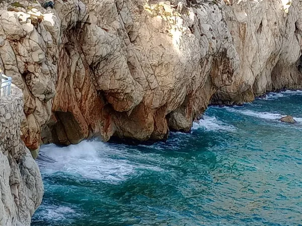 海の波はスペインのジブラルタルの海岸の岩の上に飛び散る — ストック写真