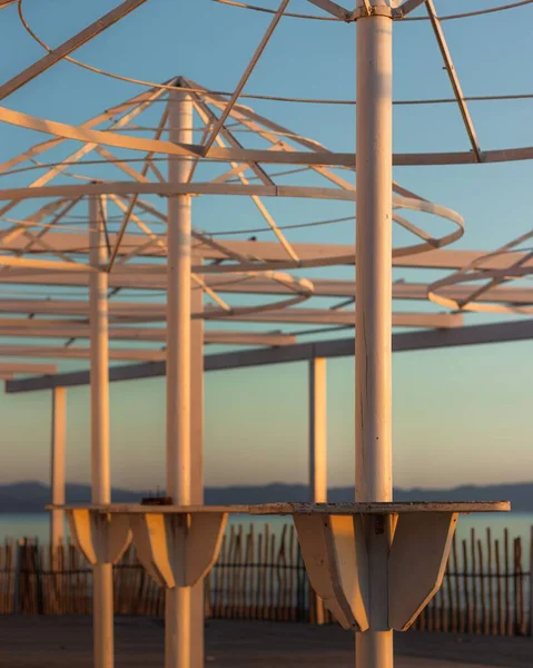 日没時の海を背景にした傘の構造物の閉鎖 — ストック写真