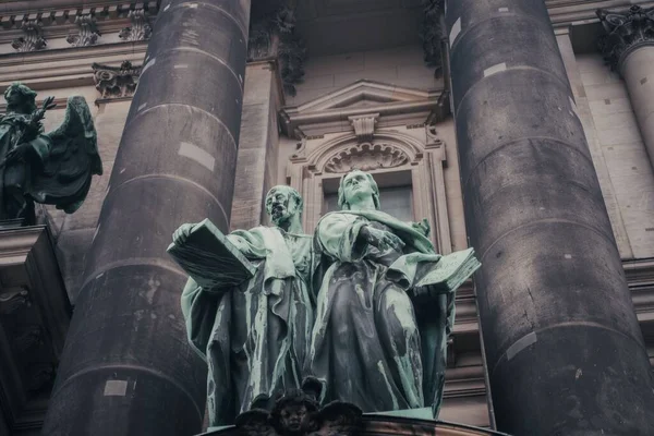 Vue Angle Bas Des Sculptures Vertes Situées Devant Cathédrale Berlin — Photo