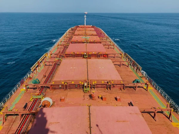 穏やかな天候で海上にばら積み貨物船を運ぶ巨大な商船 — ストック写真