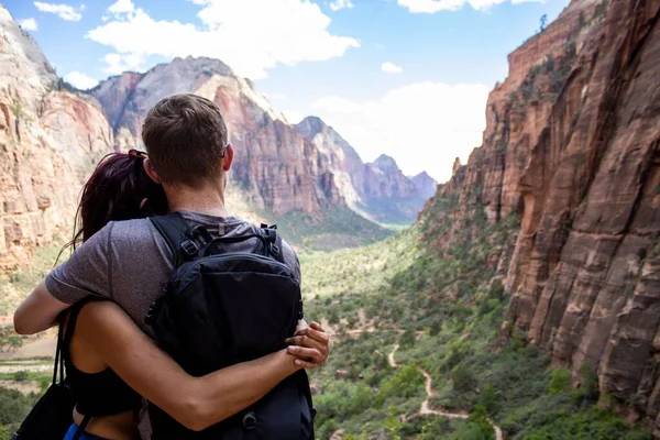 Young Couple Hugging Looking Zion National Park Canyon Cloudy Blue — Stock Photo, Image