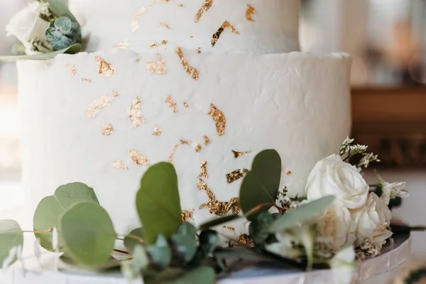 Eine Nahaufnahme Einer Weißen Hochzeitstorte Mit Rosen — Stockfoto