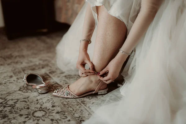 花嫁は結婚式の前に靴を履いた — ストック写真