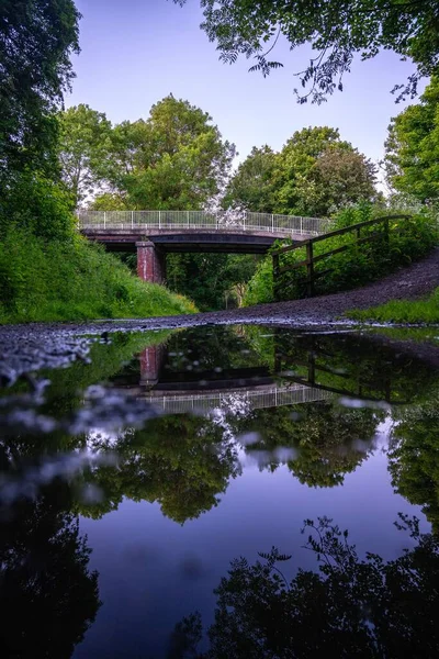 Eine Vertikale Aufnahme Einer Brücke Park — Stockfoto