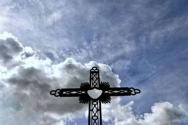 Plan Angle Bas Une Croix Métal Noir Sous Ciel Nuageux — Photo