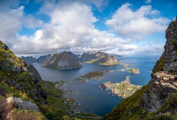 Uma Vista Panorâmica Das Ilhas Lofoten Com Edifícios Sob Céu — Fotografia de Stock