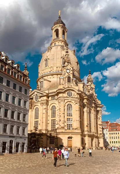 德国德累斯顿Die Frauenkirche地下石板上的游客 天空阴云密布 垂直拍摄 — 图库照片