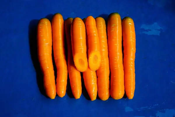 Wortel Oranye Terang Pada Permukaan Biru Gelap — Stok Foto
