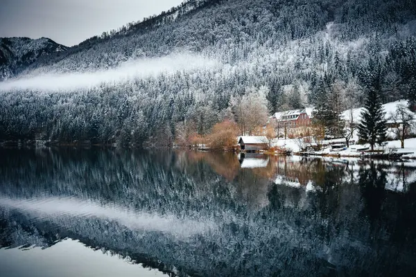 Ein Süßwasser Das Die Schönheit Schneebedeckter Bäume Und Gebäude Einem — Stockfoto