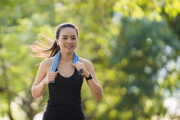 Fit Asiatique Femme Jogging Dans Parc Noir Sportswear Entouré Verdure — Photo
