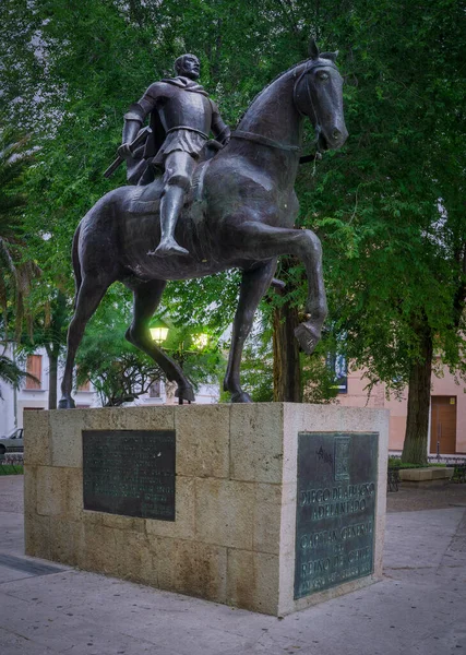 ディエゴ アルマグロの彫像の垂直ショット スペインカスティーリャ マンチャ州プラザ市長 — ストック写真