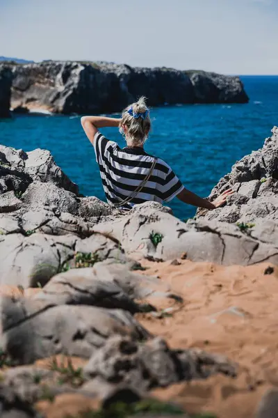 Vertical Shot Spanish Female Sitting Coast Enjoying View — Stock Photo, Image