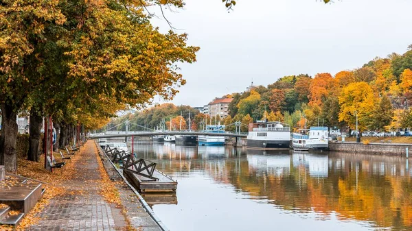 フィンランドのトゥルクで秋の紅葉の間にボートとオーラ川の景色 — ストック写真