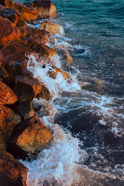 Nahaufnahme Von Wellen Die Einem Sonnigen Tag Auf Ein Felsiges — Stockfoto